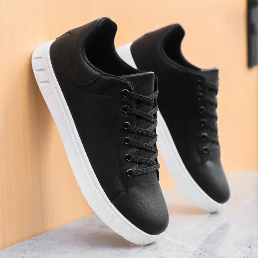 BENNETTVALE MEN’S CLASSIC LOW-TOP LACE-UP SNEAKERS